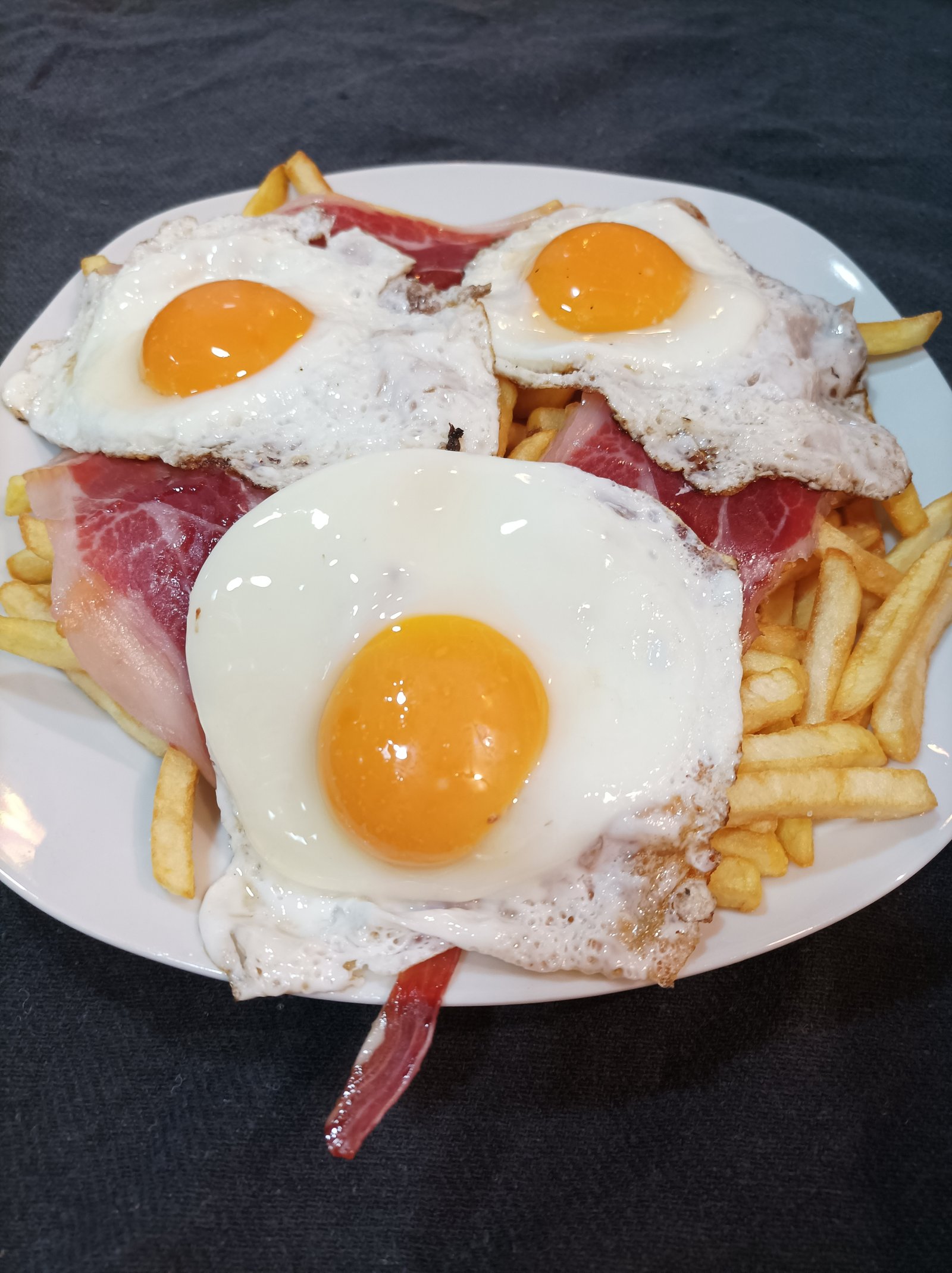 Huevos rotos con jamón